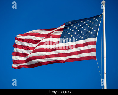 Les Stars and Stripes voletant dans le port de Boston, Mass., USA Banque D'Images