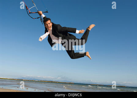 Businessman kite-surf sur la plage portrait Banque D'Images