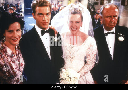 MURIEL'S WEDDING (FR/AUS 1994) RACHEL GRIFFITHS, DANIEL LAPA Banque D'Images