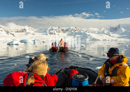 Les membres d'une croisière expédition en Antarctique dans un Zodiak dans Fournier Bay dans le détroit de Gerlache sur la péninsule antarctique. Banque D'Images