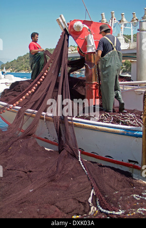 Les pêcheurs grecs des filets de chargement sur bateau Banque D'Images