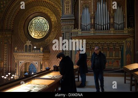 Musée juif de Prague. Synagogue Espagnole. Sans aucun doute, l'un des sites dignes d'intérêt que vous trouvez sur la visite du quartier juif de Prague, Josefov, est appelé la synagogue Espagnole, à côté de qui est la sculpture hommage à Franz Kafka. - Avril 2013 Banque D'Images