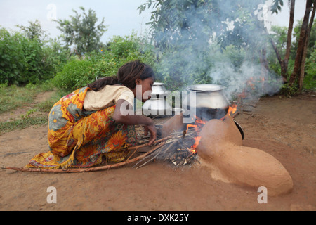 Femme Tribal à la cuisson des aliments sur l'âtre. Tribu Birhor. Keredari et village, district de bloc Hazaribaug, Jharkhand, India Banque D'Images