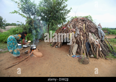 Femme Tribal à la cuisson des aliments sur l'âtre. Tribu Birhor. Keredari et village, district de bloc Hazaribaug, Jharkhand, India Banque D'Images