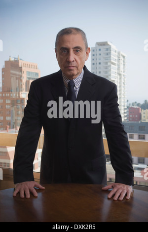 Portrait of serious Hispanic businessman in office urbain Banque D'Images