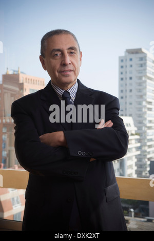 Portrait of Hispanic businessman in office urbain Banque D'Images