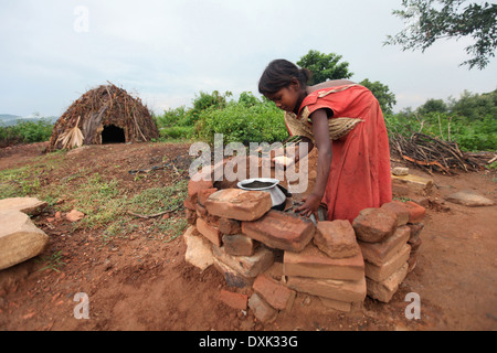 La cuisson la fille Tribal sur sole. Tribu Birhor. Keredari et village, district de bloc Hazaribaug, Jharkhand, India Banque D'Images