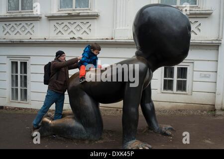 Baby crawling giant île de Kampa. Prague. Voici trois sculptures en bronze de l'artiste tchèque David Cerny, intitulée 'Bébé', trois bébés géants avec des codes à barres intégrés dans leurs visages. Avril 2013 Banque D'Images