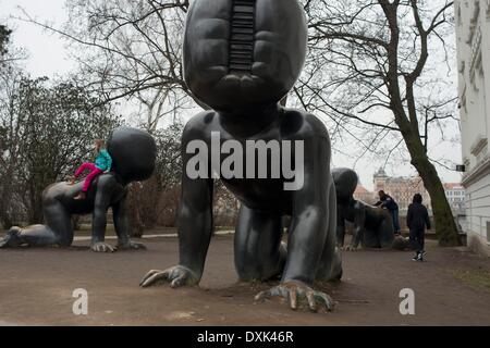 Baby crawling giant île de Kampa. Prague. Voici trois sculptures en bronze de l'artiste tchèque David Cerny, intitulée 'Bébé', trois bébés géants avec des codes à barres intégrés dans leurs visages. Avril 2013 Banque D'Images