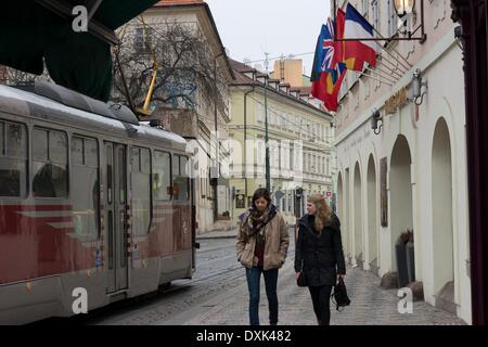 Un tram passe l'hôtel Roma dans la partie inférieure de Mala Strana . Dans les temps anciens c'était appelé Malá Strana Pražské Malé Mesto ( La petite ville de Prague). - Avril 2013. Banque D'Images