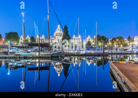 Édifices du Parlement et le port illuminé de l'aube, Victoria, Colombie-Britannique, Canada Banque D'Images