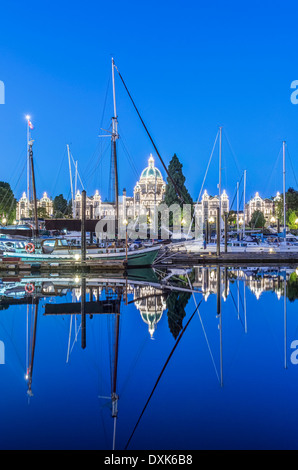 Édifices du Parlement et le port illuminé de l'aube, Victoria, Colombie-Britannique, Canada Banque D'Images