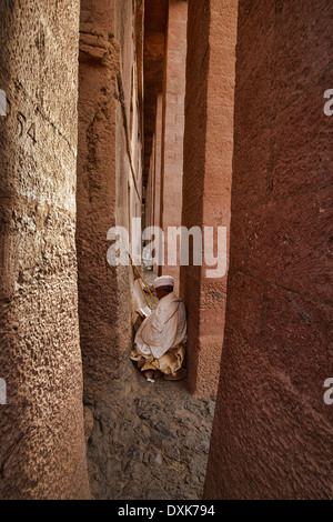 Pèlerin priant à Bet Medhane Alem taillées dans la roche de l'église de Lalibela, Ethiopie Banque D'Images