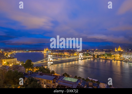 Vue sur le Pont des chaînes est éclairée la nuit, Budapest, Hongrie Banque D'Images