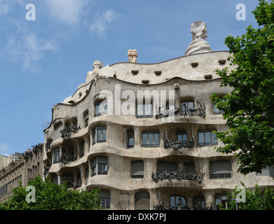 Bâtiment étranges et surréalistes nommé 'Casa Mila', situé à Barcelone (Espagne) et conçu par Antoni Gaudi Banque D'Images