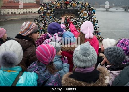 Cadenas sur le Pont Charles . L'idée , inspiré par les protagonistes du roman que j'ai voulu vous , par Federico Moccia , c'est de fermer un verrou et jeter la clé dans la rivière pour sceller une relation. Avril 2013 Banque D'Images