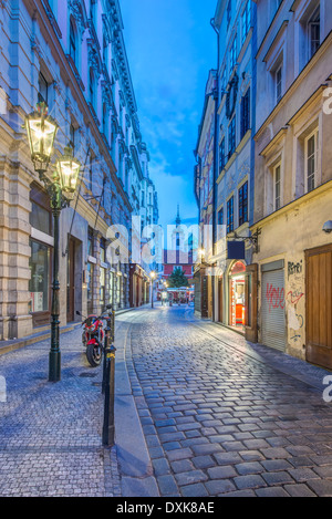 Réverbère allumé sur cobblestone alley à l'aube, Prague, République tchèque, la Bohême centrale Banque D'Images