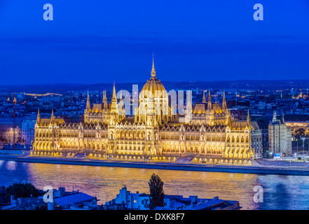 Avis du Parlement allumé au crépuscule, Budapest, Hongrie Banque D'Images