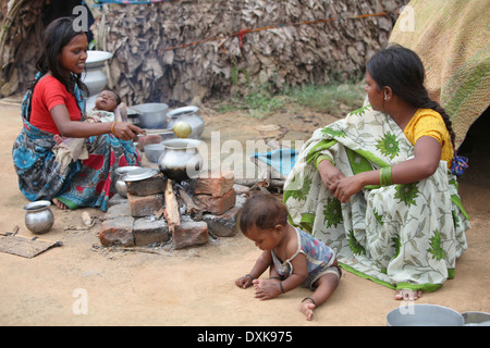 Femme Tribal à la cuisson des aliments sur l'âtre. Bhuija Musahar ou tribu. Keredari et village, district de bloc Hazaribaug, Jharkhand, India. Banque D'Images