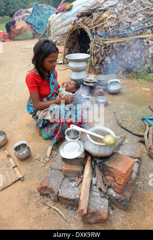 Femme Tribal à la cuisson des aliments sur l'âtre. Bhuija Musahar ou tribu. Hazaribaug Keredari village, District, Jharkhand, India. Banque D'Images