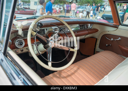 WINDSOR, Berkshire, UK- Août 4, 2013 : l'intérieur d'une Buick 1958 Limited voiture de collection sur show à Windsor Farm Shop car show Banque D'Images