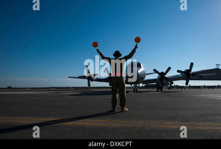 Perth, Australie. Mar 27, 2014. L'avion retourne à la Royal Australian Air Force base Pearce près de Perth après une opération de recherche, de l'Australie, le 27 mars 2014. L'Australian Maritime Safety Authority (AMSA) a déclaré via son flux Twitter que tous les aéronefs étaient de retour à Perth mais tous les navires d'un séjour en zone de recherche s'efforcera de poursuivre la recherche. Credit : Lui Siu Wai/Xinhua/Alamy Live News Banque D'Images