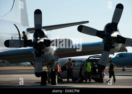 Perth, Australie. Mar 27, 2014. Un avion arrive retour à la Royal Australian Air Force base Pearce près de Perth après une opération de recherche, de l'Australie, le 27 mars 2014. L'Australian Maritime Safety Authority (AMSA) a déclaré via son flux Twitter que tous les aéronefs étaient de retour à Perth mais tous les navires d'un séjour en zone de recherche s'efforcera de poursuivre la recherche. Credit : Lui Siu Wai/Xinhua/Alamy Live News Banque D'Images