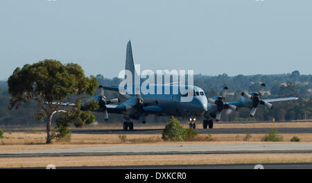 Perth, Australie. Mar 27, 2014. Un avion arrive retour à la Royal Australian Air Force base Pearce près de Perth après une opération de recherche, de l'Australie, le 27 mars 2014. L'Australian Maritime Safety Authority (AMSA) a déclaré via son flux Twitter que tous les aéronefs étaient de retour à Perth mais tous les navires d'un séjour en zone de recherche s'efforcera de poursuivre la recherche. Credit : Lui Siu Wai/Xinhua/Alamy Live News Banque D'Images