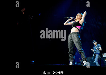 Toronto, Ontario, Canada. Mar 26, 2014. Auteur-compositeur-interprète, rappeur et d'un modèle CHER LLOYD effectue au cours de la 'Tour' de néons au Centre Air Canada à Toronto. /ZUMAPRESS.com/Alamy Vidyashev © Igor Live News Banque D'Images