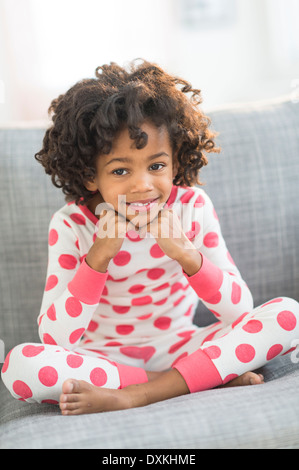 Portrait of smiling African American girl en pyjama Banque D'Images