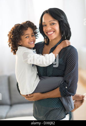 Portrait of smiling African American mother and daughter Banque D'Images