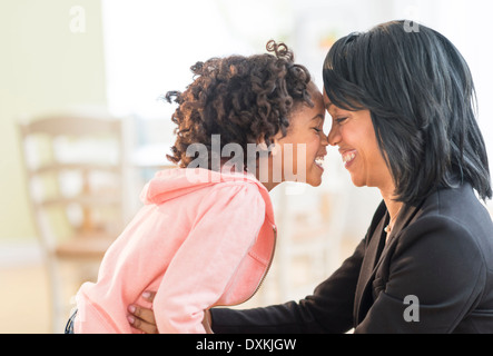 Black mother and daughter rubbing noses Banque D'Images