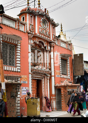 L'Inde, le Jammu-et-Cachemire, Jammu, Residency Road, garde armée à l'extérieur de Raghndath Mandir Banque D'Images