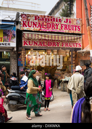 L'Inde, le Jammu-et-Cachemire, Jammu, Raghndath Bazaar, Kunal fruits secs shop Banque D'Images