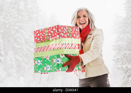 Portrait of enthusiastic Caucasian woman with Christmas gifts Banque D'Images