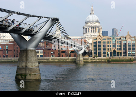 La passerelle du millénaire traversant la Tamise à partir de la rive sud vers le dôme de la Cathédrale St Paul. Banque D'Images