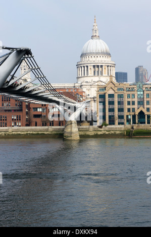 La passerelle du millénaire traversant la Tamise à partir de la rive sud vers le dôme de la Cathédrale St Paul. Banque D'Images