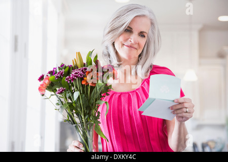 Caucasian woman recevant un bouquet de fleurs Banque D'Images