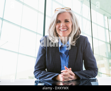 Portrait of confident Caucasian businesswoman at desk Banque D'Images