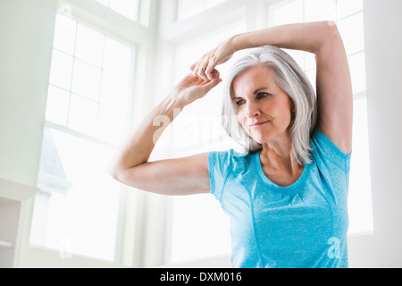 Caucasian woman stretching arms Banque D'Images