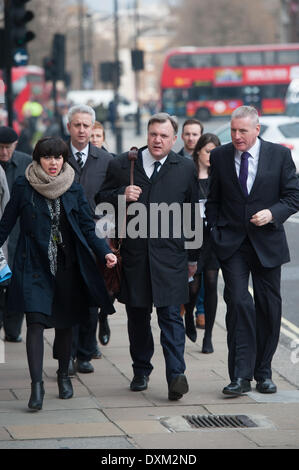 London, UK . Mar 27, 2014. Le poste Ed Balls (C) arrive aux funérailles de l'ancien député travailliste Tony Benn, qui a eu lieu à St Margaret's Church à Westminster, le jeudi 27 mars, 2014. Credit : Heloise/Alamy Live News Banque D'Images