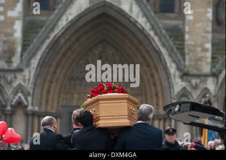 London, UK . Mar 27, 2014. La procession funéraire transportant le cercueil de l'ancien député travailliste Tony Benn arrive St Margaret's Church à Westminster, le jeudi 27 mars, 2014. Credit : Heloise/Alamy Live News Banque D'Images