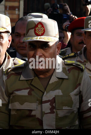 Le Caire. 22 déc, 2012. Photo prise le 22 décembre 2012 montre Sedki Sobhi contrôler les procédures de sécurité à un bureau de scrutin au cours de la constitution de 2012 d'un référendum au Caire, en Égypte. Chef de l'armée égyptienne, le général Sedki Sobhi a prêté serment jeudi en tant que nouveau ministre de la défense pour succéder à son prédécesseur Abdel-Fattah al-Sisi qui a démissionné de l'armée, la télévision d'Etat a signalé. © Ahmed Gomaa/Xinhua/Alamy Live News Banque D'Images