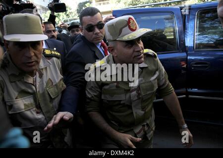 Le Caire. 22 déc, 2012. Photo prise le 22 décembre 2012 montre Sedki Sobhi (1e, R) contrôler les procédures de sécurité à un bureau de scrutin au cours de la constitution de 2012 d'un référendum au Caire, en Égypte. Chef de l'armée égyptienne, le général Sedki Sobhi a prêté serment jeudi en tant que nouveau ministre de la défense pour succéder à son prédécesseur Abdel-Fattah al-Sisi qui a démissionné de l'armée, la télévision d'Etat a signalé. © Ahmed Gomaa/Xinhua/Alamy Live News Banque D'Images