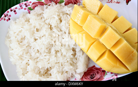 Mangue mûre et de riz collant à plat sur des feuilles de bananier,aliments thaïlandais locaux. Banque D'Images