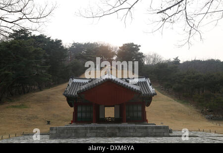 Séoul, Corée du Sud. 27 mars 2014. Jeongneung tombe royale est vu, Séoul, Corée du Sud, le jeudi 27 mars, 2014. La tombe royale est le tombeau de la Reine Consort, Sindeok la seconde épouse du roi Taejo, fondateur de la dynastie Joseon (1392-1910) et a été enregistré comme un patrimoine mondial de l'UNESCO en juin 2009, selon l'Administration du patrimoine culturel de la Corée du Sud. Banque D'Images