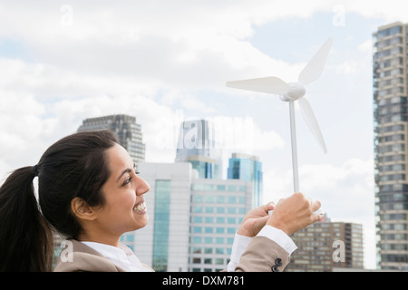 Asian businesswoman holding modèle d'éolienne Banque D'Images