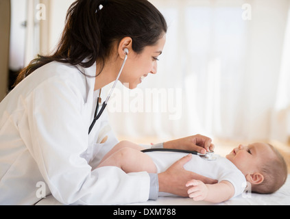 Doctor examining baby Banque D'Images