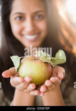 Close up portrait of Asian woman holding fresh apple Banque D'Images