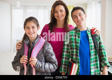 Portrait de mère de race blanche et les enfants avec des sacs à dos Banque D'Images